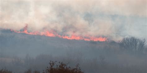 How are firefighters containing the Spring Creek wildfire?